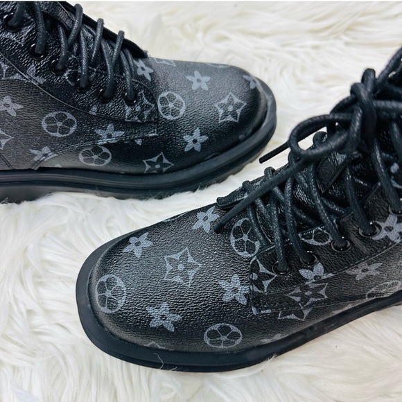 Beautiful boots 👢🖤 - Picture 3 of 5